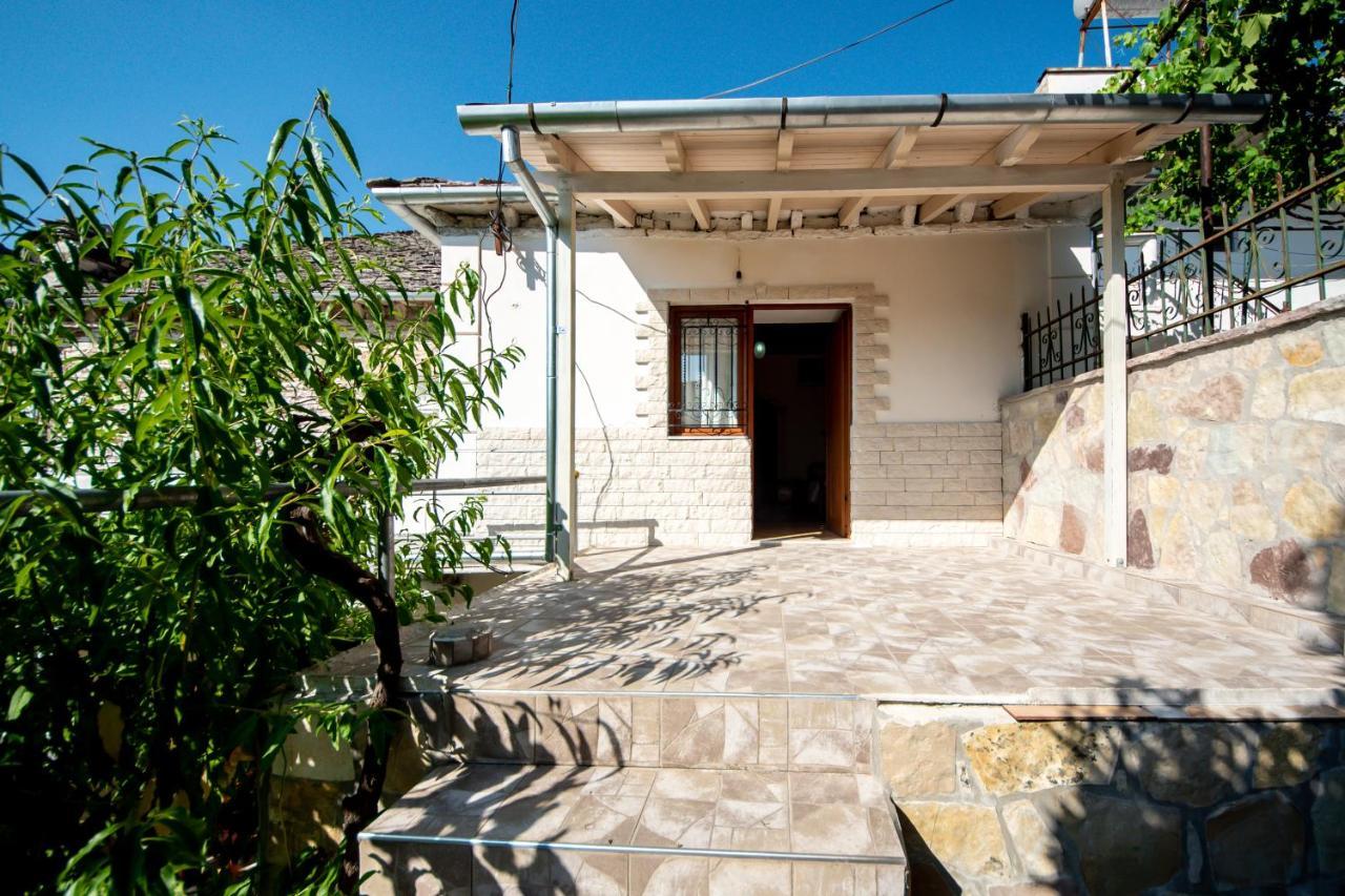 Guest House Garden Gjirokastër Exteriör bild